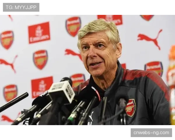 温格重返阿森纳为马努姆颁发最佳球员奖，教授回家引球迷欢呼