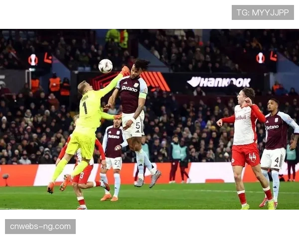 狼队与水晶宫比赛中,球迷冲入场内导致比赛中断三分钟 狼队与水晶宫比赛中,球迷冲入场内导致比赛中断三分钟